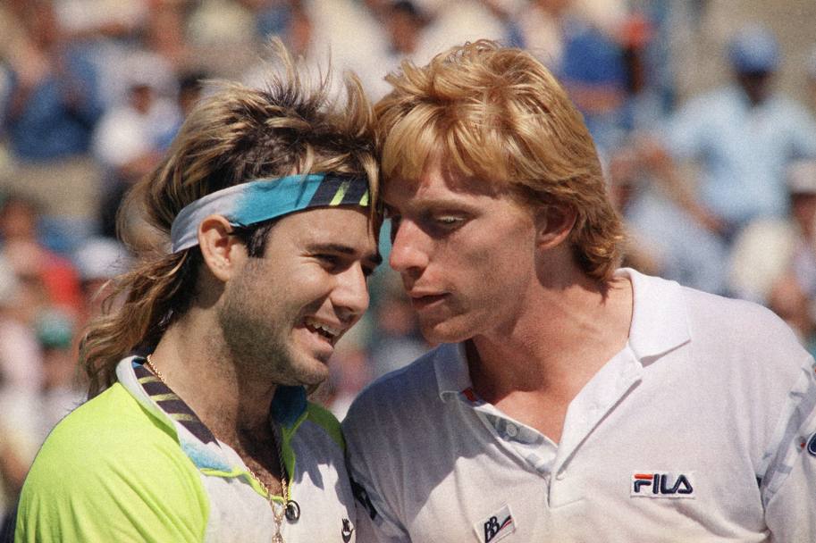 Con Andre Agassi, all&#39;Us Open del 1990, al termine dell&#39;incontro di semifinale che lo vedr sconfitto proprio dallo statunitense. (Ap)